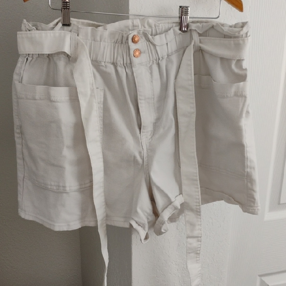 Ava & Viv Cream Cargo Shorts with Paper-Bag Waist